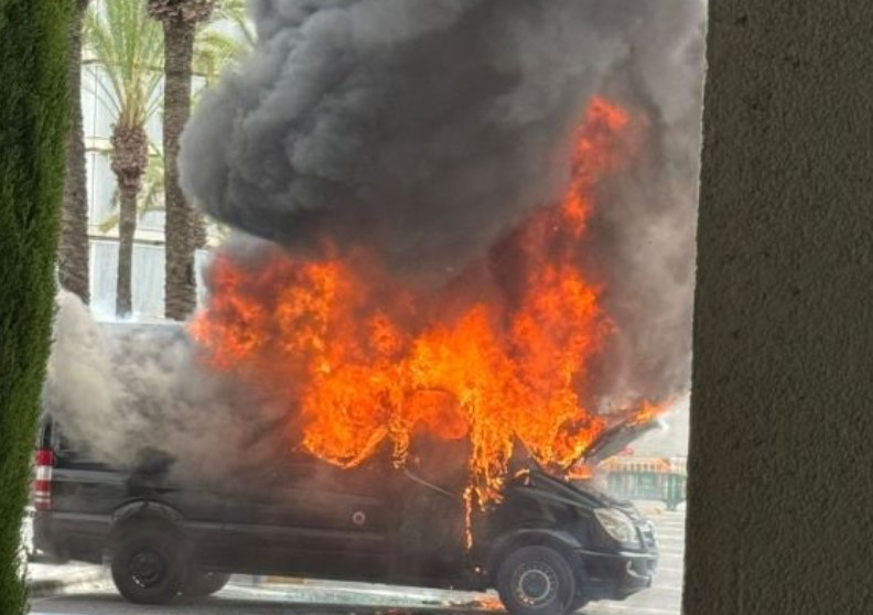 Dramatischer Fahrzeugbrand schockt den Flughafen Palma